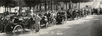 97215 Afbeelding van de deelnemers en hun auto's aan de demonstratietocht van de Nederlandse Automobiel Club (N.A.C.), ...
